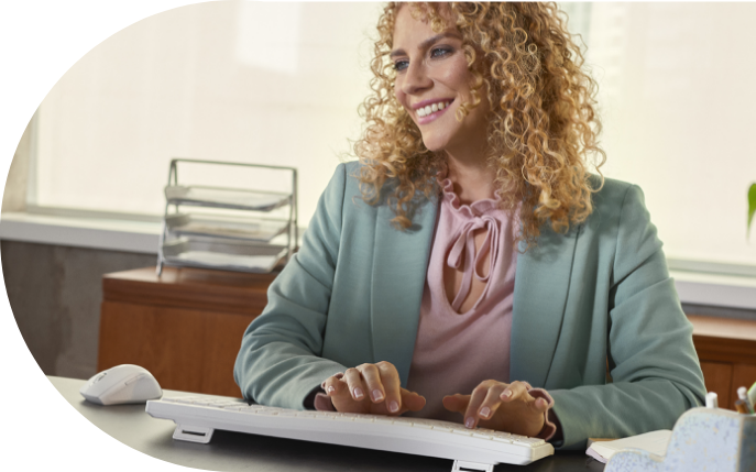 Frau tippt an Tastatur im Büro – Jabra Kampagnenmotiv Turbo-typing Toni